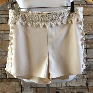 Sweet Journey lace-trimmed shorts